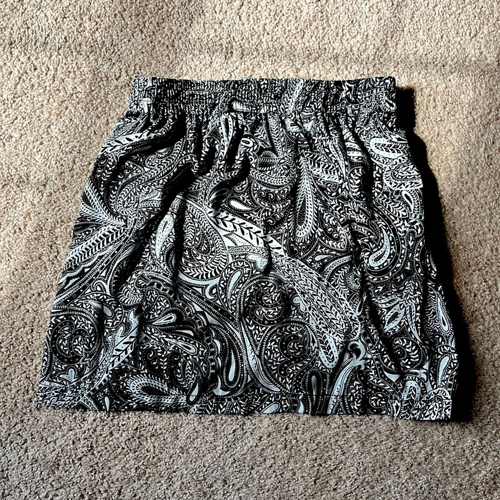 Loft skirt.   Lined with pockets.   Elastic waist.